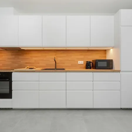 Pleasant Decor, Balcony & Parking Wroclaw By Renters Apartamento