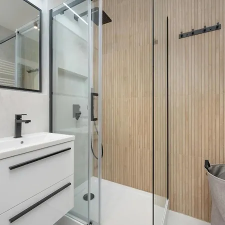 Pleasant Decor, Balcony & Parking Wroclaw By Renters Apartment Radwanice